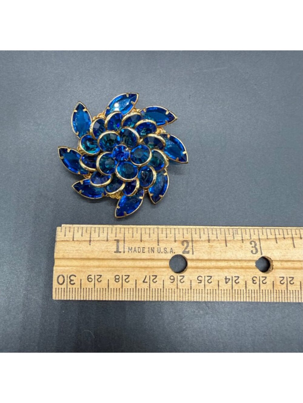 Vintage Mid Century Blue Rhinestone Gold Tone Flower Brooch Pin Elegant Jewelry - Picture 7 of 7